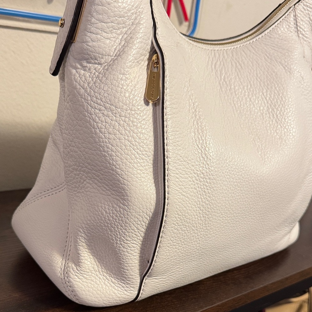 Michael Kors Elegant White Leather Shoulder Bag - Picture 7 of 10
